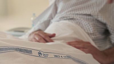 letto pulito e ordinato in una stanza di ospedale